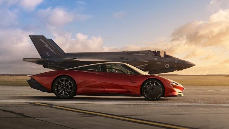 Επική μάχη μεταξύ αυτοκινήτου και αεροσκάφους